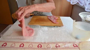 Bir kadın mutfakta et yemeği hazırlıyor. Yemek ve yemek hazırlama kavramı..