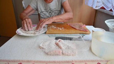 Bir kadın mutfakta et yemeği hazırlıyor. Yemek ve yemek hazırlama kavramı..