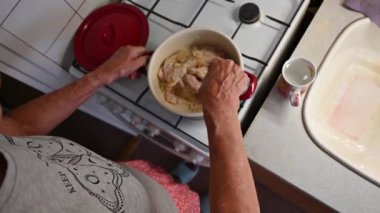 Bir kadın mutfakta et yemeği hazırlıyor. Yemek ve yemek hazırlama kavramı..