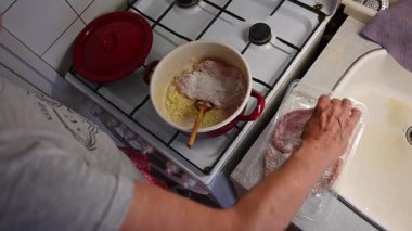 Bir kadın mutfakta et yemeği hazırlıyor. Yemek ve yemek hazırlama kavramı..