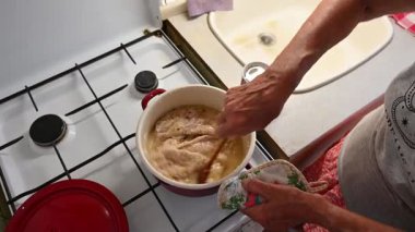 Bir kadın mutfakta et yemeği hazırlıyor. Yemek ve yemek hazırlama kavramı..