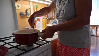 Bir kadın mutfakta et yemeği hazırlıyor. Yemek ve yemek hazırlama kavramı..