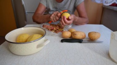 Mutfakta sebze doğrayan ve hazırlayan bir kadın. Yemek ve yemek hazırlama kavramı.