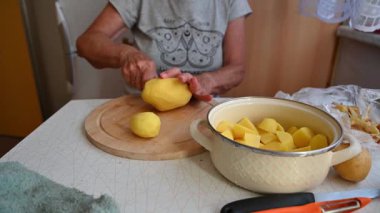 Mutfakta sebze doğrayan ve hazırlayan bir kadın. Yemek ve yemek hazırlama kavramı.