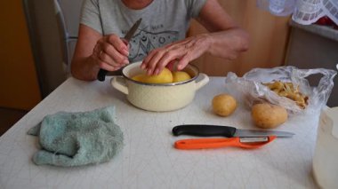 Mutfakta sebze doğrayan ve hazırlayan bir kadın. Yemek ve yemek hazırlama kavramı.