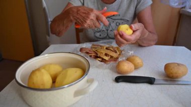 Mutfakta sebze doğrayan ve hazırlayan bir kadın. Yemek ve yemek hazırlama kavramı.