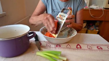 Mutfakta sebze doğrayan ve hazırlayan bir kadın. Yemek ve yemek hazırlama kavramı.