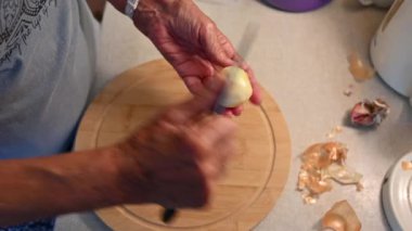 Mutfakta sebze doğrayan ve hazırlayan bir kadın. Yemek ve yemek hazırlama kavramı.