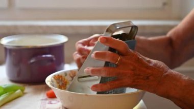 Mutfakta sebze doğrayan ve hazırlayan bir kadın. Yemek ve yemek hazırlama kavramı.