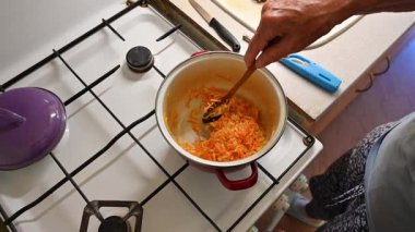 Bir kadın mutfakta et yemeği hazırlıyor. Yemek ve yemek hazırlama kavramı..