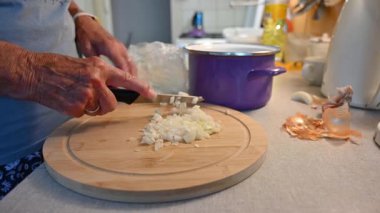 Mutfakta sebze doğrayan ve hazırlayan bir kadın. Yemek ve yemek hazırlama kavramı.