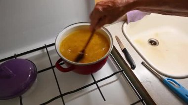 Mutfakta sebze doğrayan ve hazırlayan bir kadın. Yemek ve yemek hazırlama kavramı.