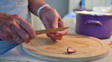 Mutfakta sebze doğrayan ve hazırlayan bir kadın. Yemek ve yemek hazırlama kavramı.