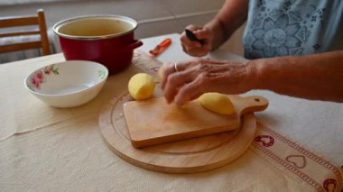 Mutfakta sebze doğrayan ve hazırlayan bir kadın. Yemek ve yemek hazırlama kavramı.