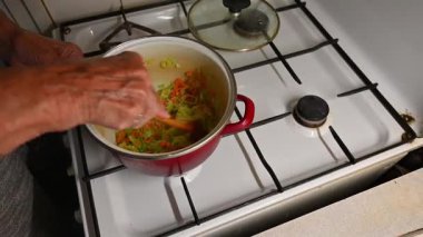 Bir kadın mutfakta et yemeği hazırlıyor. Yemek ve yemek hazırlama kavramı..