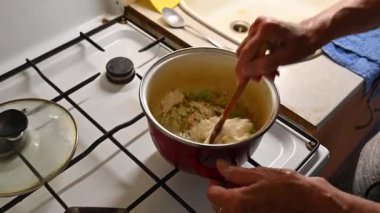 Bir kadın mutfakta et yemeği hazırlıyor. Yemek ve yemek hazırlama kavramı..