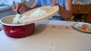 Mutfakta sebze doğrayan ve hazırlayan bir kadın. Yemek ve yemek hazırlama kavramı.