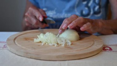 Mutfakta sebze doğrayan ve hazırlayan bir kadın. Yemek ve yemek hazırlama kavramı.