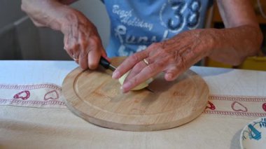 Mutfakta sebze hazırlayan bir kadın. Yemek ve yemek hazırlama kavramı.