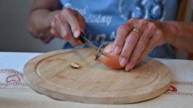 Mutfakta sebze hazırlayan bir kadın. Yemek ve yemek hazırlama kavramı.