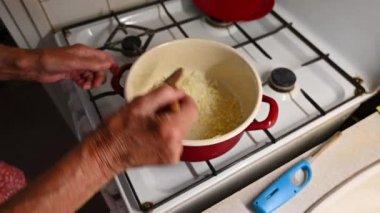 Mutfakta sebze doğrayan ve hazırlayan bir kadın. Yemek ve yemek hazırlama kavramı.