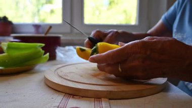 Mutfakta sebze hazırlayan bir kadın. Yemek ve yemek hazırlama kavramı.