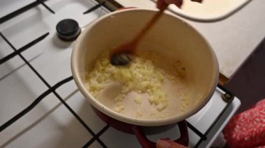 Mutfakta sebze hazırlayan bir kadın. Yemek ve yemek hazırlama kavramı.