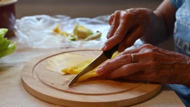 Mutfakta sebze hazırlayan bir kadın. Yemek ve yemek hazırlama kavramı.