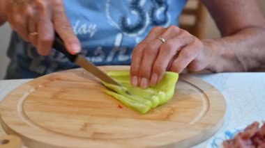 Mutfakta sebze hazırlayan bir kadın. Yemek ve yemek hazırlama kavramı.