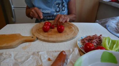 Mutfakta sebze hazırlayan bir kadın. Yemek ve yemek hazırlama kavramı.