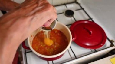 Mutfakta sebze doğrayan ve hazırlayan bir kadın. Yemek ve yemek hazırlama kavramı.