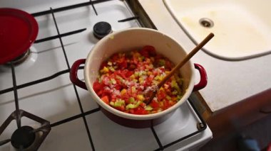 Mutfakta sebze doğrayan ve hazırlayan bir kadın. Yemek ve yemek hazırlama kavramı.