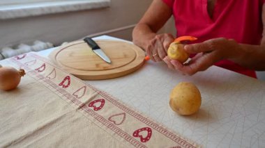 Mutfakta sebze doğrayan ve hazırlayan bir kadın. Yemek ve yemek hazırlama kavramı.