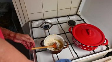 Bir kadın mutfakta et yemeği hazırlıyor. Yemek ve yemek hazırlama kavramı..