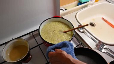 Mutfakta sebze doğrayan ve hazırlayan bir kadın. Yemek ve yemek hazırlama kavramı.