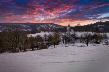 Veveri Kalesi yakınlarında güzel bir şapeli olan kış manzarası. Çek Cumhuriyeti 'nin Brno kenti. Tanrının Annesi 'nin Şapeli..