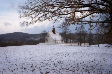 Veveri Kalesi yakınlarında güzel bir şapeli olan kış manzarası. Çek Cumhuriyeti 'nin Brno kenti. Tanrının Annesi 'nin Şapeli..