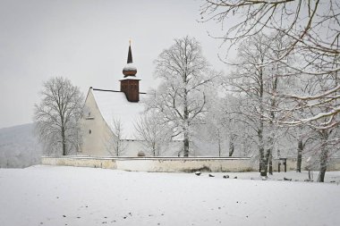 Veveri Kalesi yakınlarında güzel bir şapeli olan kış manzarası. Çek Cumhuriyeti 'nin Brno kenti. Tanrının Annesi 'nin Şapeli..