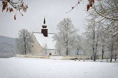 Veveri Kalesi yakınlarında güzel bir şapeli olan kış manzarası. Çek Cumhuriyeti 'nin Brno kenti. Tanrının Annesi 'nin Şapeli..