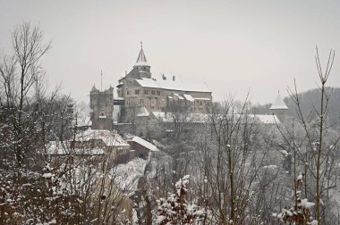 Kışın karlı, manzaralı ve kış doğalı güzel Pernstejn şatosu. Çek Cumhuriyeti Nedvedice.
