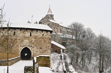 Kışın karlı, manzaralı ve kış doğalı güzel Pernstejn şatosu. Çek Cumhuriyeti Nedvedice.