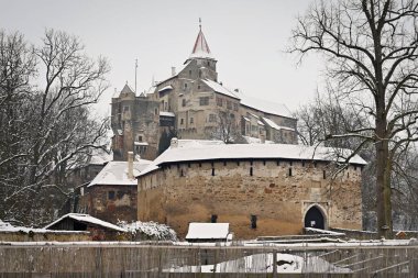 Kışın karlı, manzaralı ve kış doğalı güzel Pernstejn şatosu. Çek Cumhuriyeti Nedvedice.