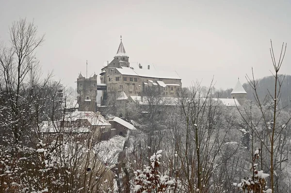Kışın karlı, manzaralı ve kış doğalı güzel Pernstejn şatosu. Çek Cumhuriyeti Nedvedice.