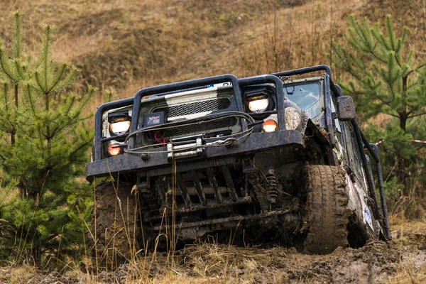 La marque de véhicules hors route UAZ surmonte un fossé de boue — Photo