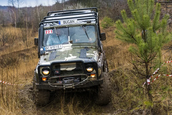 Off-road vehicle brand UAZ overcomes a pit of mud — Stock Photo, Image