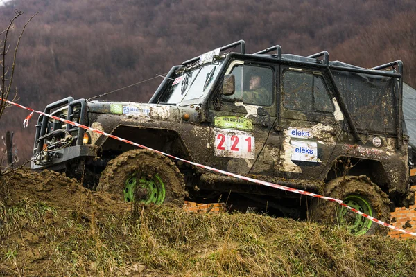 Pojazd terenowy marki Uaz pokonuje Tor — Zdjęcie stockowe