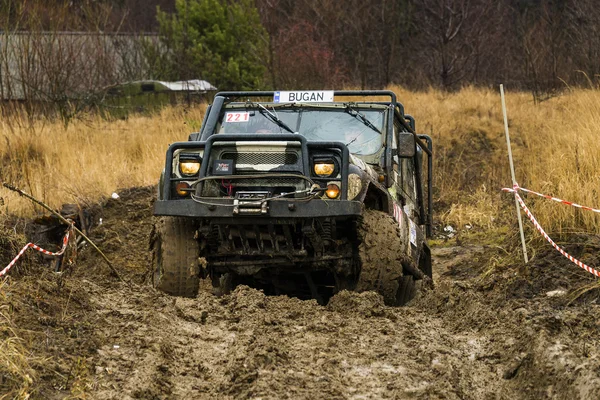 Il marchio di veicoli fuoristrada UAZ supera una pista — Foto Stock