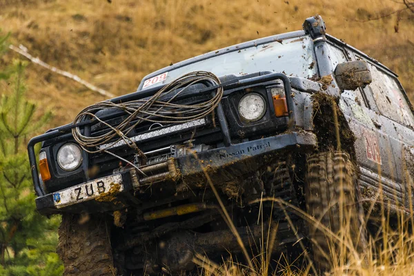 Off-road vehicle brand Nissan overcomes a track — Stock Photo, Image