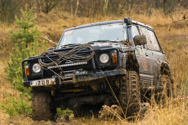 La marque de véhicules hors route Nissan surmonte une piste — Photo