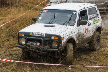 Off-Road araç marka Vaz - Niva (No 123) parça üstesinden gelir.